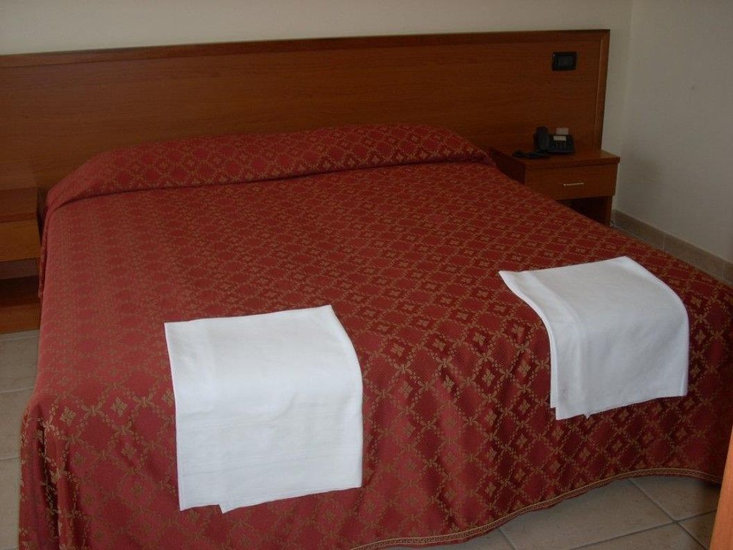 premium bedding, desk, free cots/infant beds, free wifi
