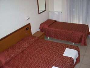 Chambre Triple, balcon | Literie de qualité supérieure, bureau, lits bébé (gratuits)