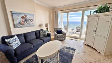 Televisión, reproductor de DVD, libros, estéreo