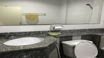 Standard Room | Bathroom | Combined shower/tub, free toiletries, towels