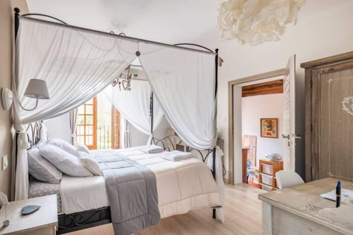 Familie suite | 1 slaapkamer, luxe beddengoed, een bureau, verduisterende gordijnen