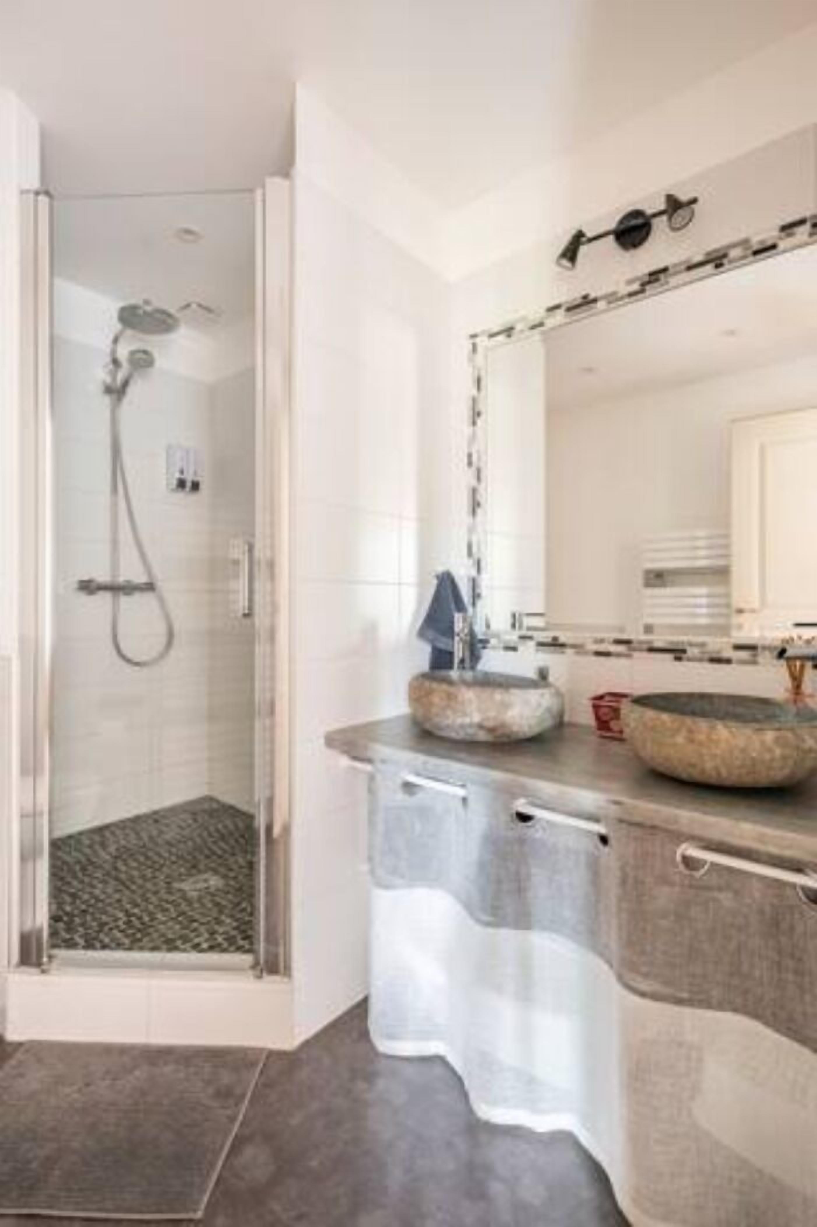 Kamar Triple Comfort | Kamar mandi | Shower, perlengkapan mandi gratis, pengering rambut, dan sandal
