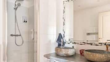 Kamar Triple Comfort | Kamar mandi | Shower, perlengkapan mandi gratis, pengering rambut, dan sandal