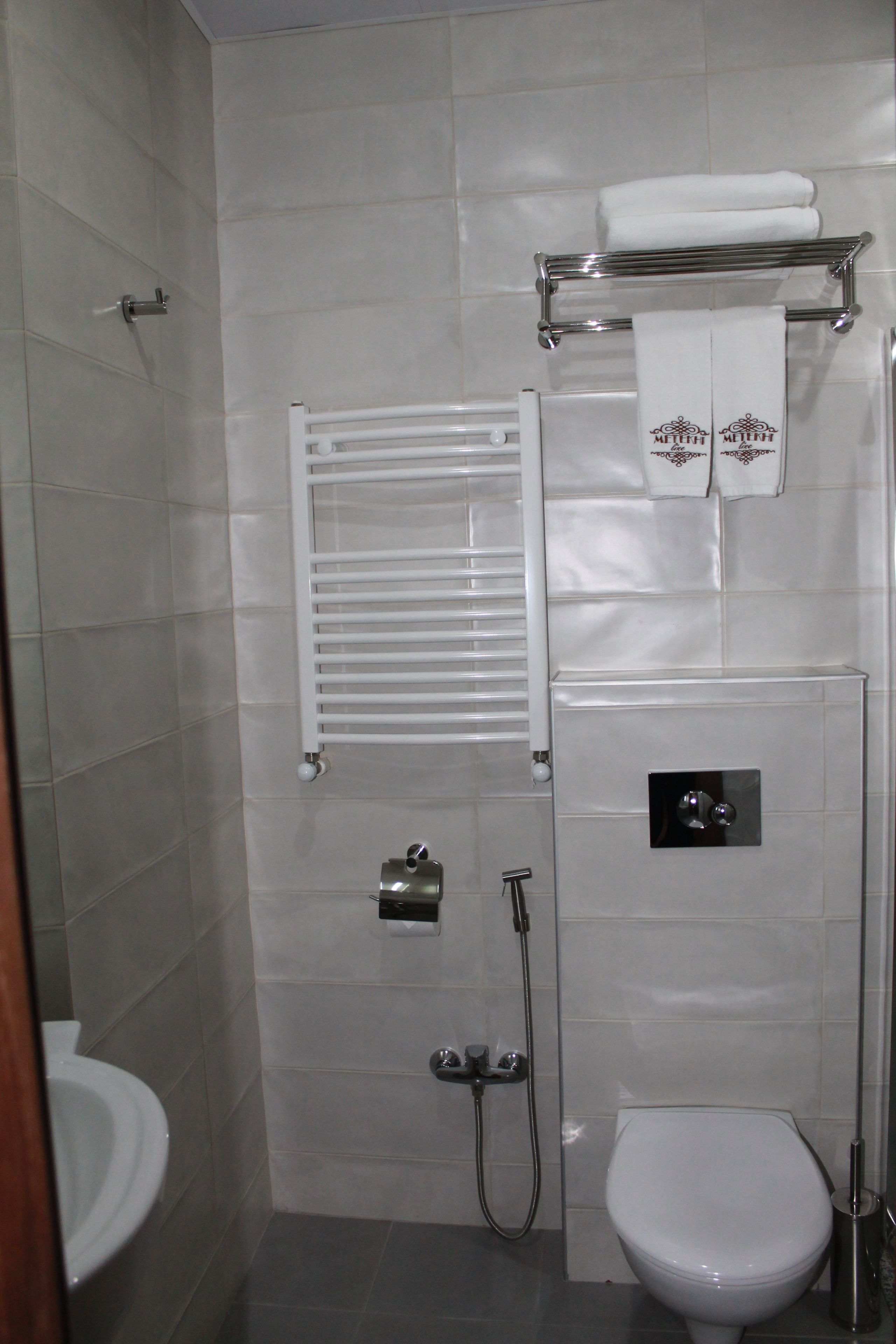 Chambre Double (Small) | Salle de bain | Douche, articles de toilette gratuits, sèche-cheveux, peignoirs
