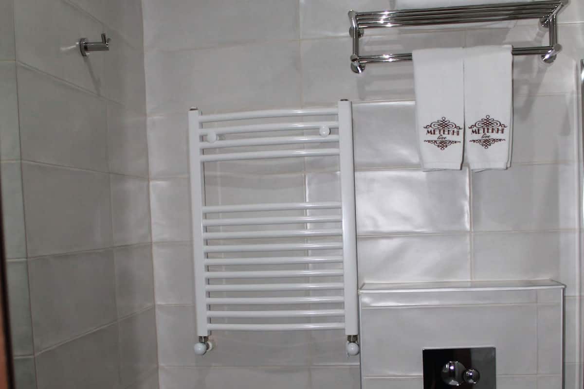 Double Room (Small) | Bathroom | Shower, free toiletries, hair dryer, bathrobes