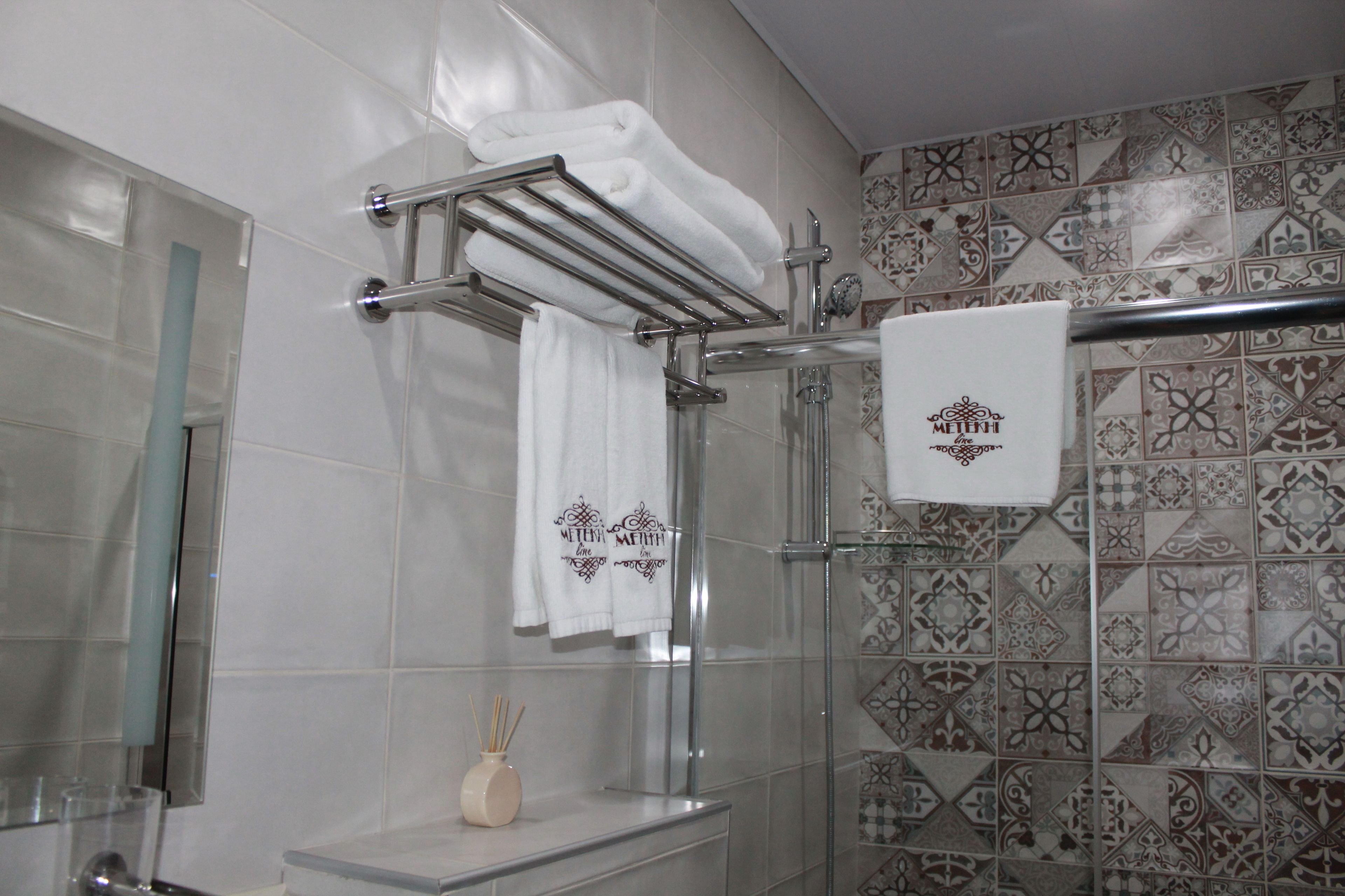 standard twin room | bathroom | shower, free toiletries, hair dryer, bathrobes