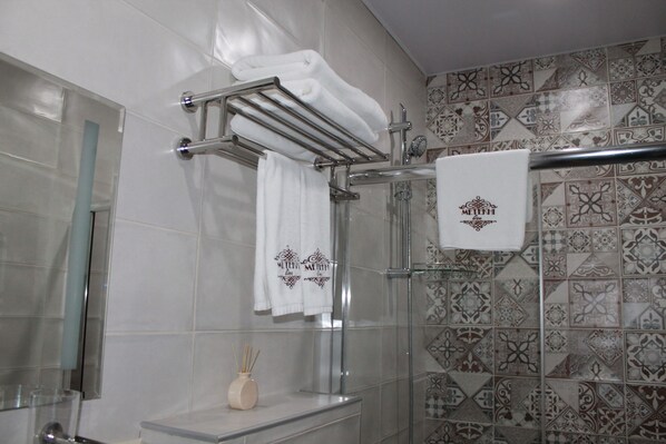 Chambre Standard avec lits jumeaux | Salle de bain | Douche, articles de toilette gratuits, sèche-cheveux, peignoirs
