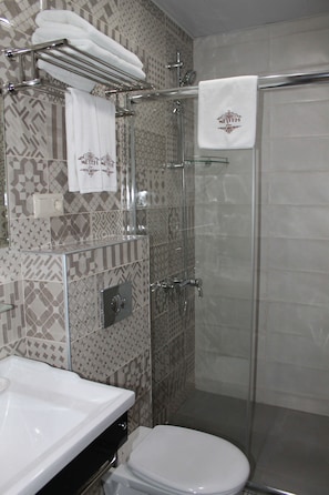 Superior Studio | Bathroom | Shower, free toiletries, hair dryer, bathrobes - Metekhi Line (Tbilisi)
