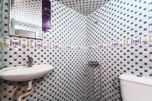 Shower, free toiletries, towels