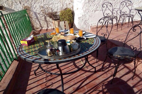 Breakfast, lunch, dinner served; local cuisine