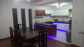 In-room dining - Flores Apartment - Torre Esteban 488 (Cochabamba)