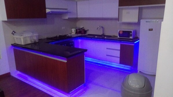 Apartment, 3 Bedrooms | Private kitchen | Fridge, microwave, oven, stovetop