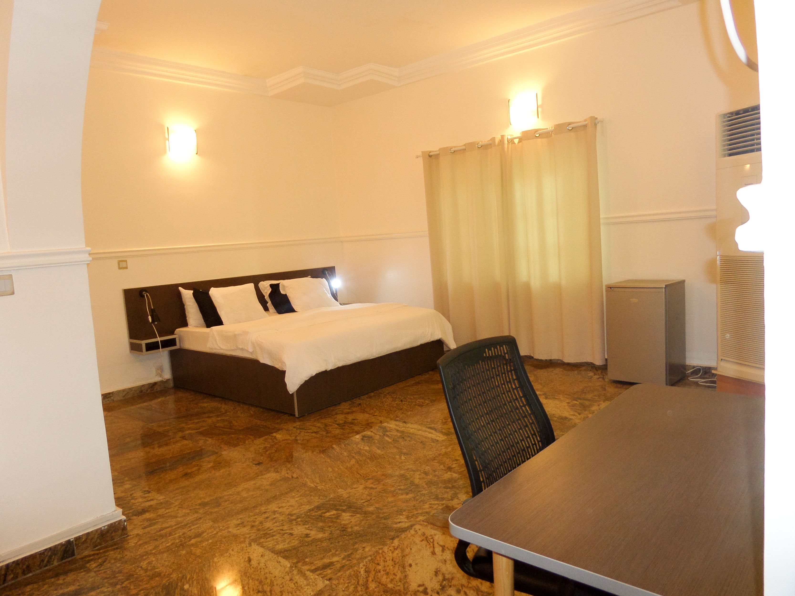 In-room safe, desk, free WiFi