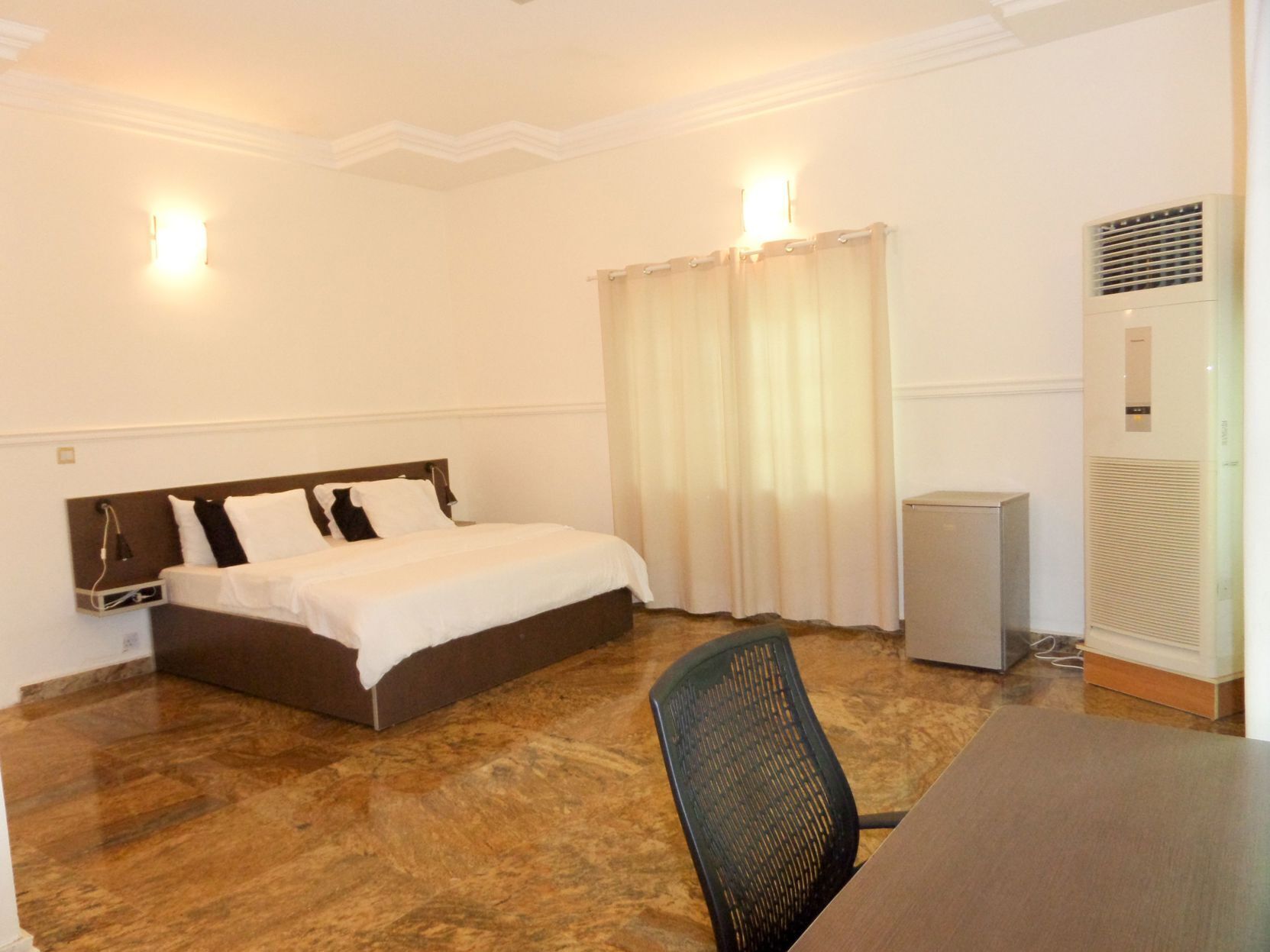 In-room safe, desk, free WiFi