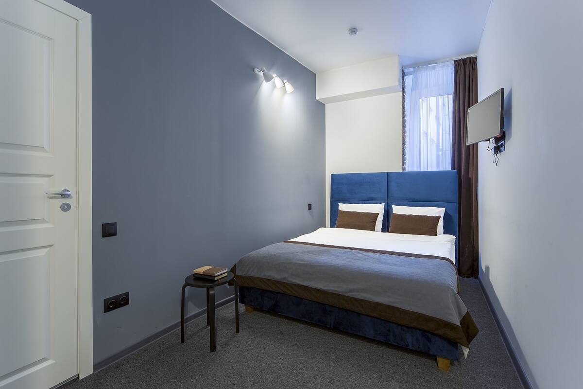Kamar Double Standar, 1 Tempat Tidur Queen | Brankas, setrika/meja setrika, Wi-Fi gratis, dan seprai linen