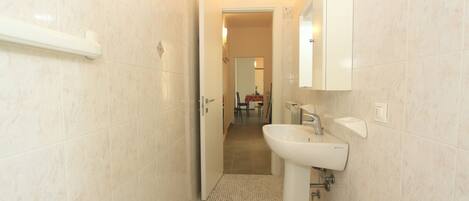 Classic-Apartment, 2 Schlafzimmer | Badezimmer | Dusche, Bidet