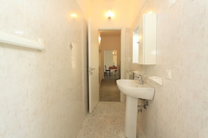 Appartement Classique, 2 chambres | Salle de bain | Douche, bidet