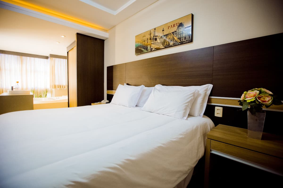 deluxe room, 1 bedroom | minibar, in-room safe, desk, blackout curtains