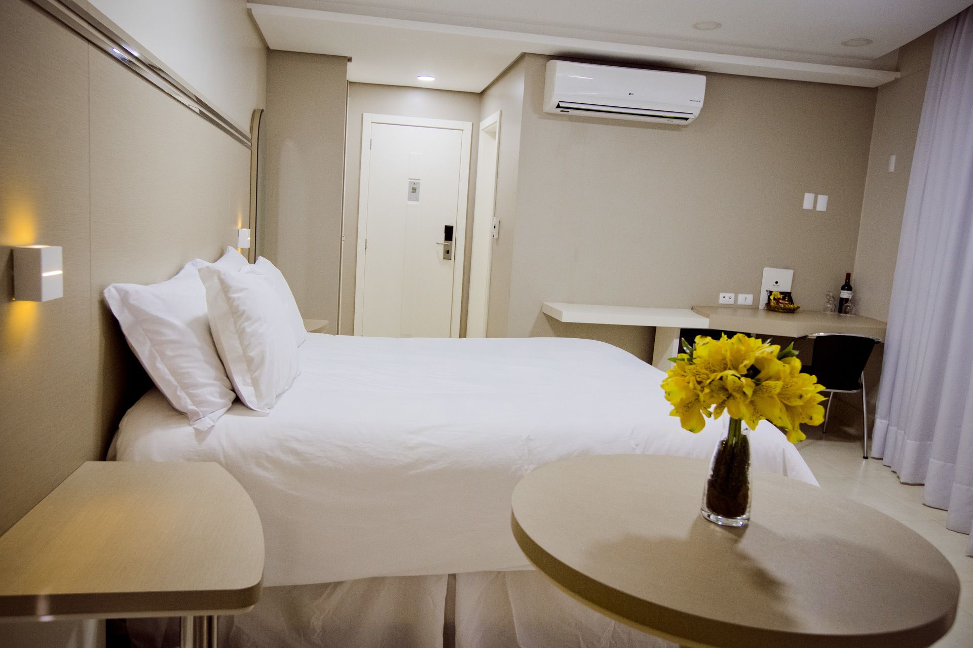 deluxe room, 1 bedroom | minibar, in-room safe, desk, blackout curtains