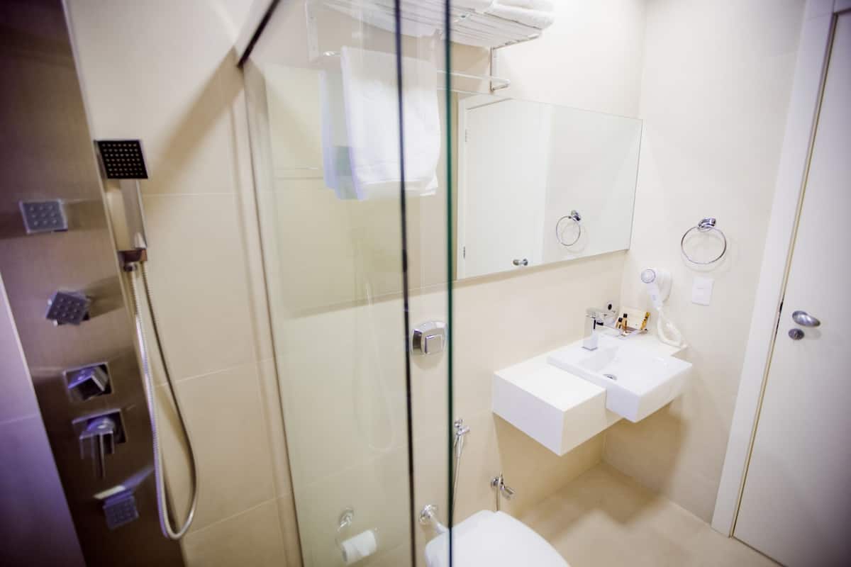 deluxe room, 1 bedroom | bathroom | shower, free toiletries, hair dryer, towels