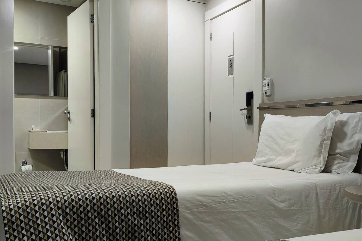 Business Single Room, 2 Single Beds | Bathroom | Free toiletries, hair dryer, bidet, towels