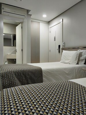 Business Single Room, 2 Single Beds | Bathroom