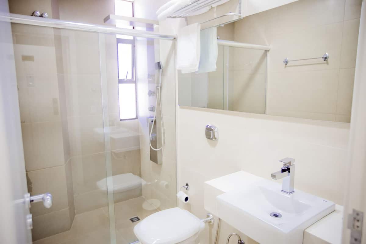 deluxe room, 1 bedroom | bathroom | shower, free toiletries, hair dryer, towels