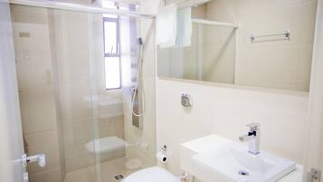 Quarto luxo, 1 quarto | Banheiro | Produtos de toalete grátis, secador de cabelo, bidê, toalhas de banho