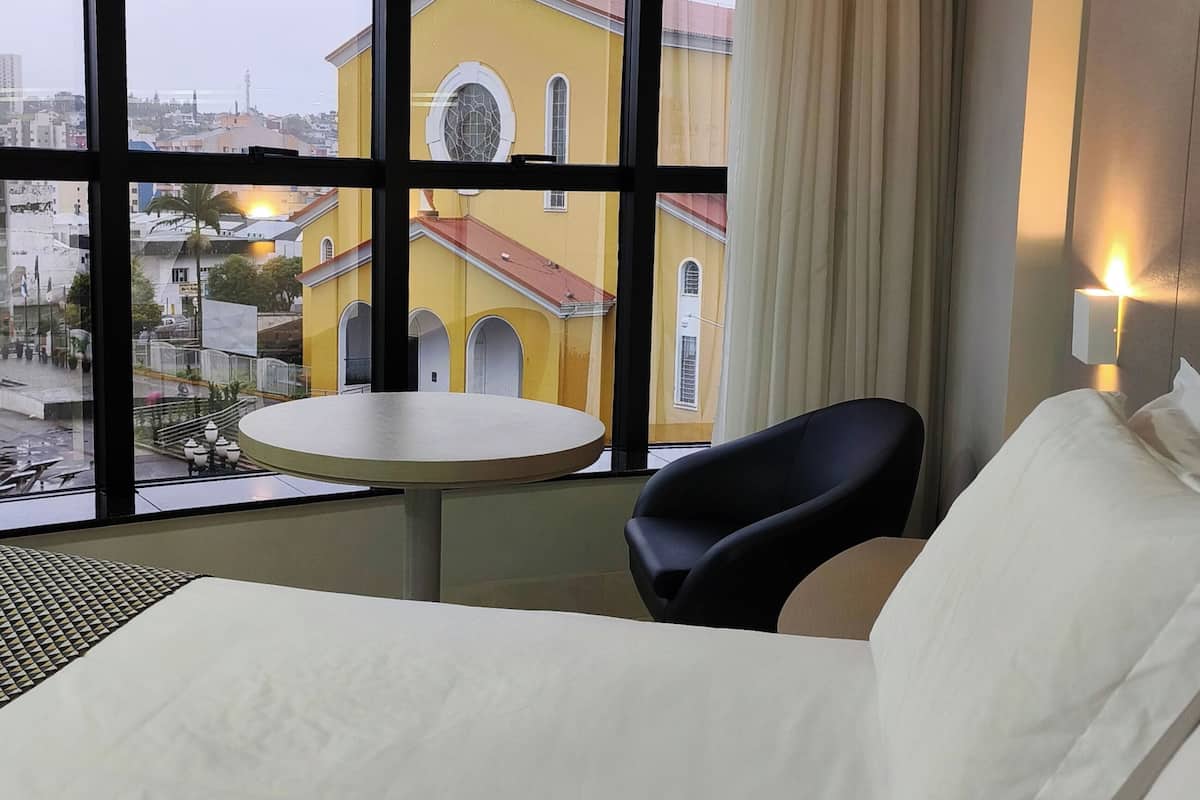 Superior dubbelrum - 1 queensize-säng | Sängtillbehör av högsta kvalitet och minibar