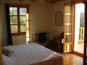 3 bedrooms, desk, iron/ironing board, travel cot