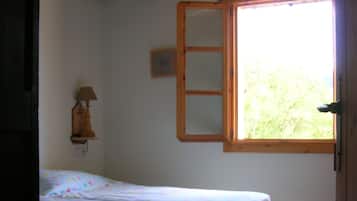 3 bedrooms, desk, iron/ironing board, travel crib