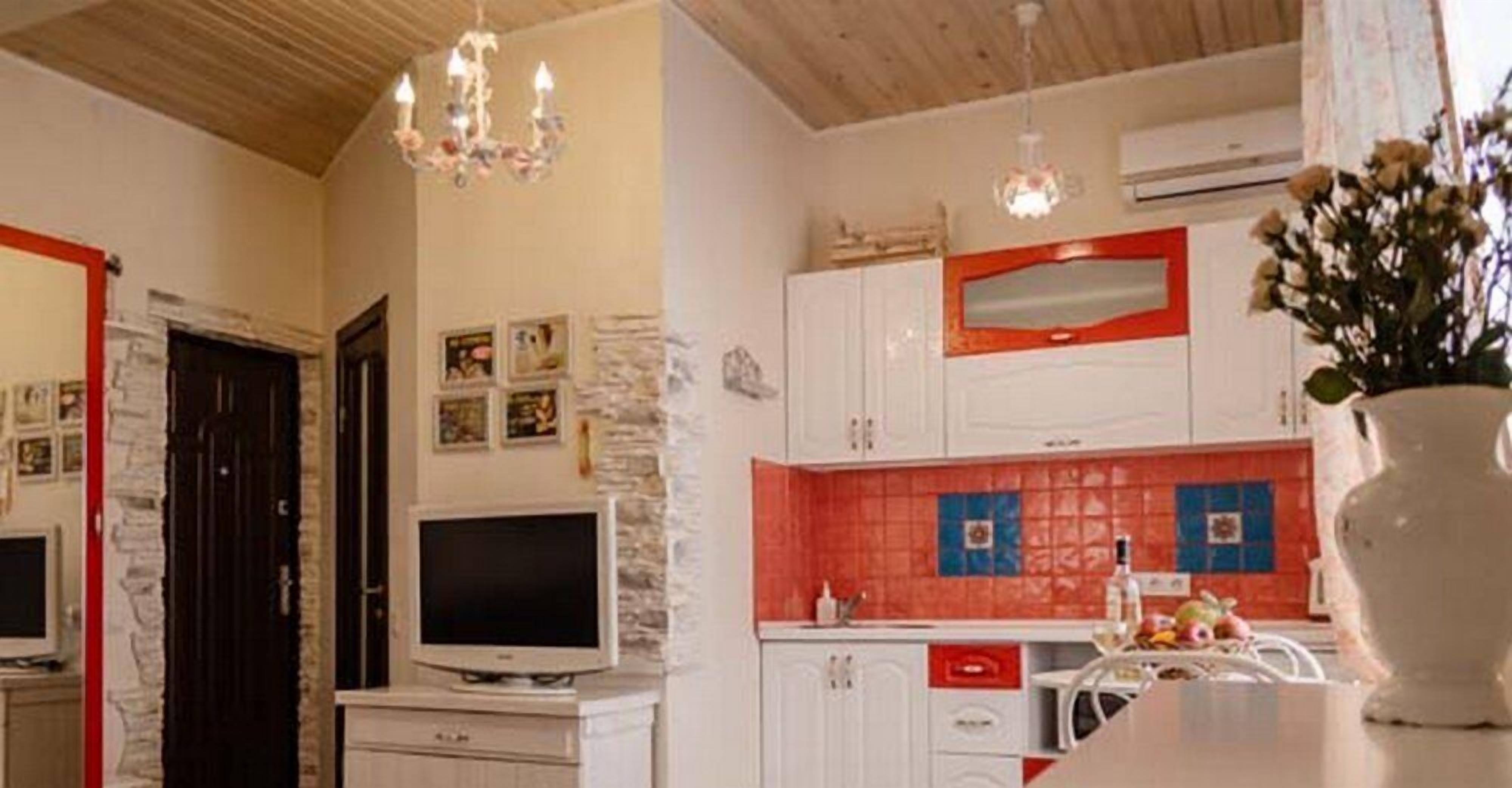 Suite Romantis, 1 kamar tidur | Dapur kecil pribadi | Lemari es, microwave, dan mesin pembuat kopi/teh