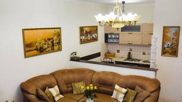 Apartemen, teras | Seprai premium, brankas, setrika/meja setrika, dan Wi-Fi gratis