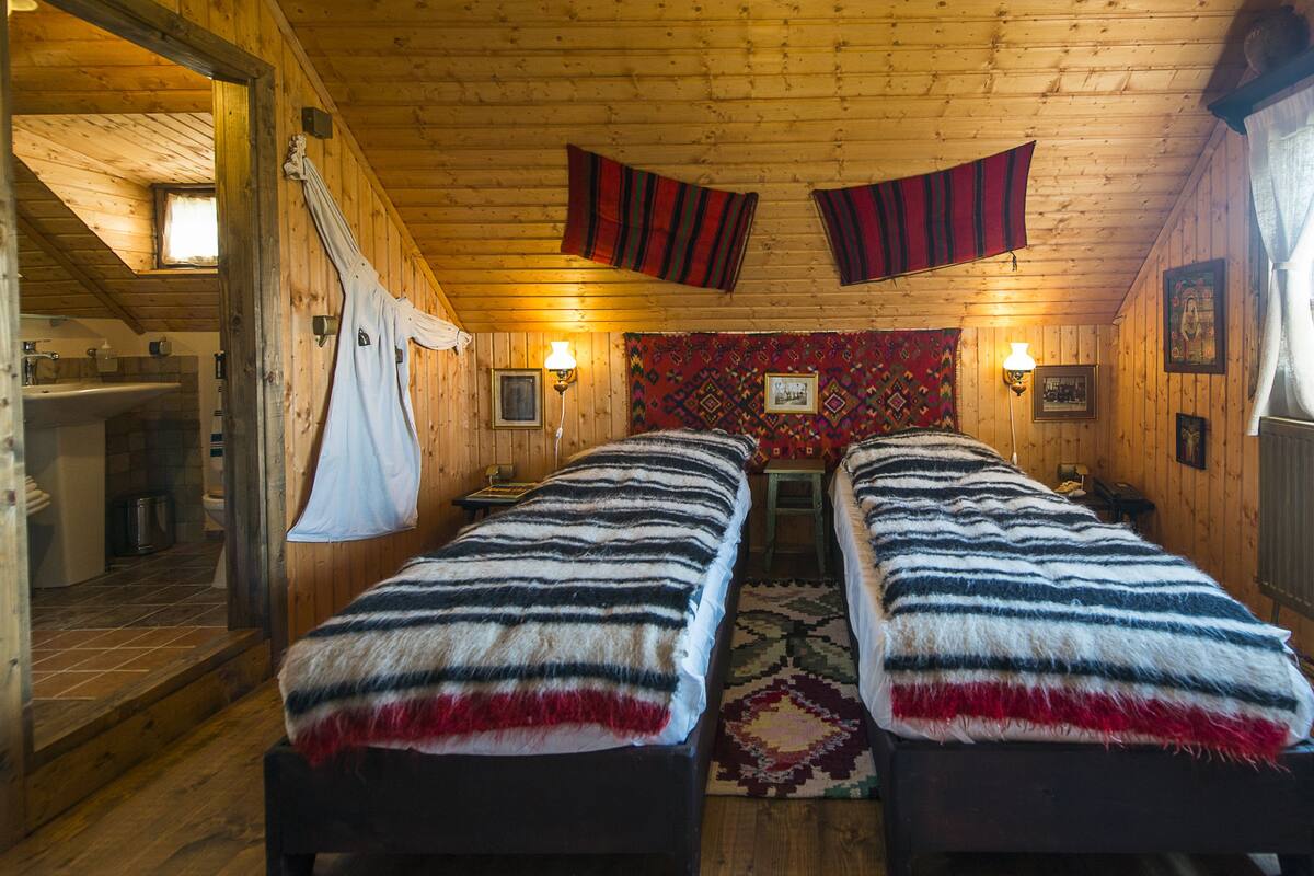 Quarto duplo tradicional, no jardim | Ferros/tábuas de passar roupa, berços (sobretaxa)