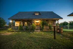 Fachada da propriedade à noite