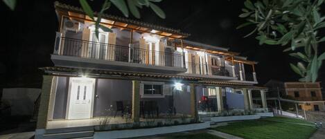 住宿正面 - 傍晚/夜晚