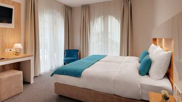 خزنة داخل الغرفة ومكتب وستائر تعتيم وتجهيزات عازلة للصوت