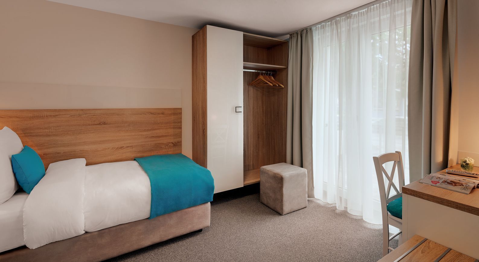 Cofres nos quartos, escrivaninha, cortinas blackout