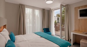 Habitación doble Confort (Plus) | Caja de seguridad en la habitación, escritorio y cortinas blackout 