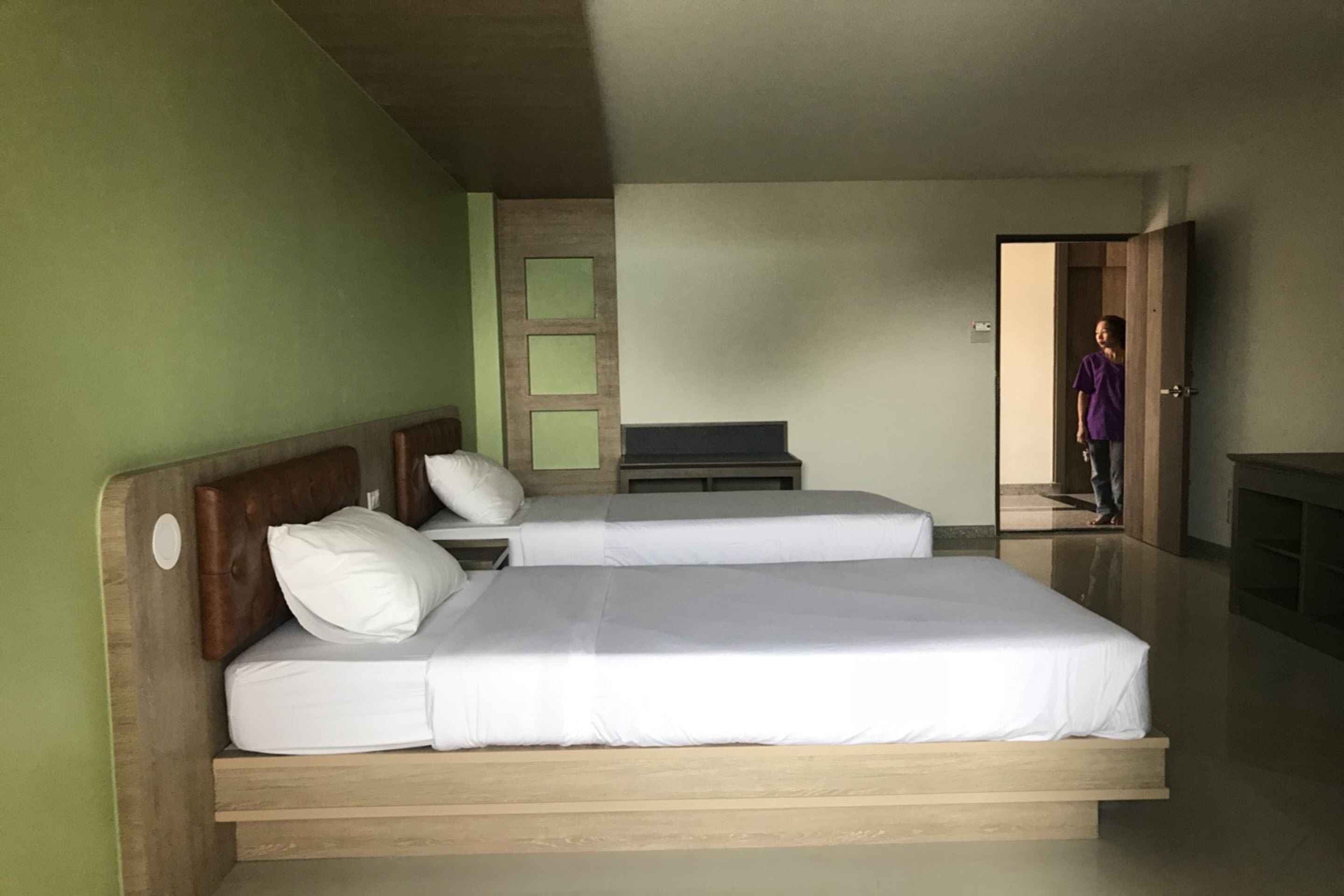 Laptop workspace, blackout drapes, free WiFi, bed sheets