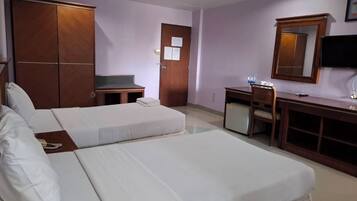 Standard tvåbäddsrum - 2 enkelsängar - icke-rökare - luftkonditionering | Arbetsyta för laptop, mörkläggningsgardiner, gratis wi-fi och sängkläder