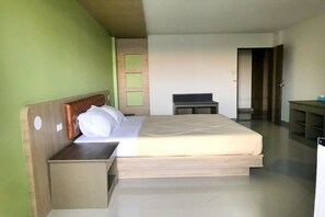 Laptop workspace, blackout curtains, free WiFi, bed sheets - Lopburi Residence Hotel (Lop Buri)