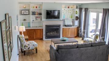 Condo trung tâm thành phố, 2 phòng ngủ, lò sưởi | Phòng khách | TV màn hình phẳng, lò sưởi