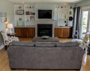 Condo Ville, 2 chambres, foyer | Aire de séjour | Téléviseur à écran plat, foyer