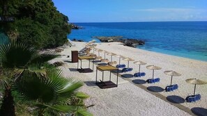 Aan het strand, een strandbar