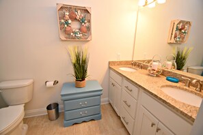 Shower, towels, soap - Waves, Sand, and Fun in the Sun come join us for a great time. 🌞🍂 (Gulf Shores)