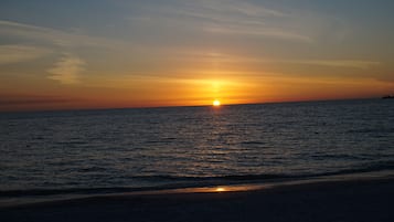 Plage à proximité, chaises longues, serviettes de plage
