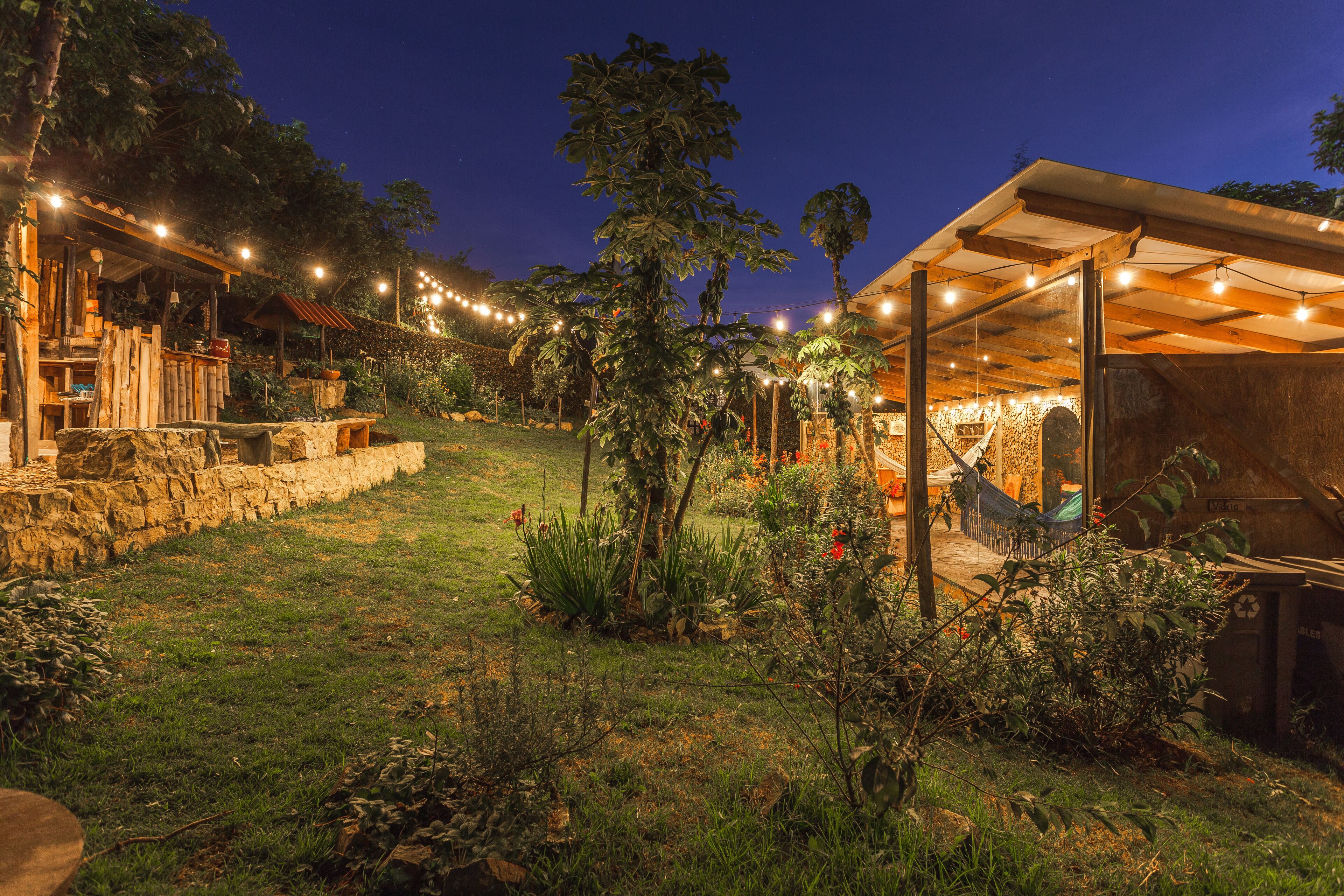 Cabaña superior, 3 habitaciones, accesible para personas con discapacidad, baño privado | Zona de estar | Una chimenea