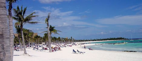Plage à proximité, parasol, serviettes de plage, plongée sous-marine