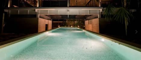 Un bâtiment moderne avec une piscine devant.